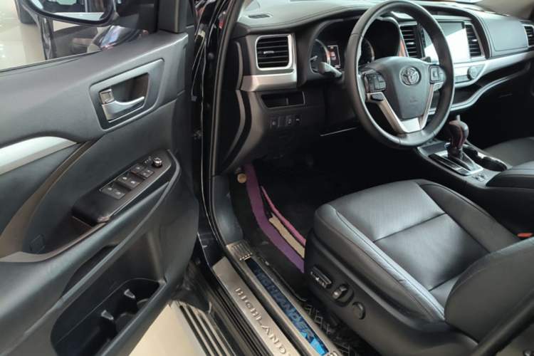 Used Toyota Highlander 2018 2.0T Four-Wheel Drive Luxury Edition 7 Seats China V Emission Standard Driver Seat