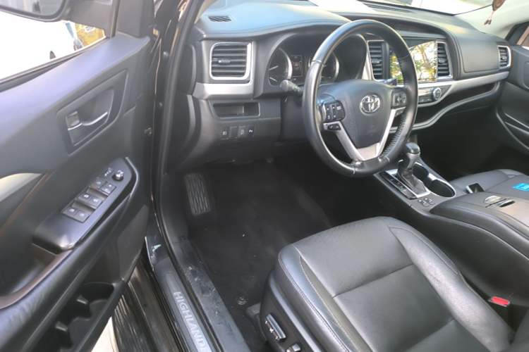 Used Toyota Highlander 2018 2.0T Four-Wheel Drive Luxury Version 7 Seats China VI Standard Driver Seat