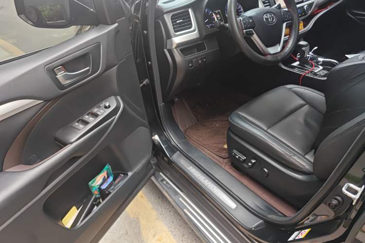 Used Toyota Highlander 2018 2.0T Four-Wheel Drive Luxury Edition 7 Seats China V Emission Standard Driver Seat