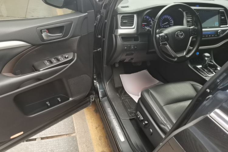 Used Toyota Highlander 2018 2.0T Four-Wheel Drive Luxury Version 7 Seats China VI Standard Driver Seat