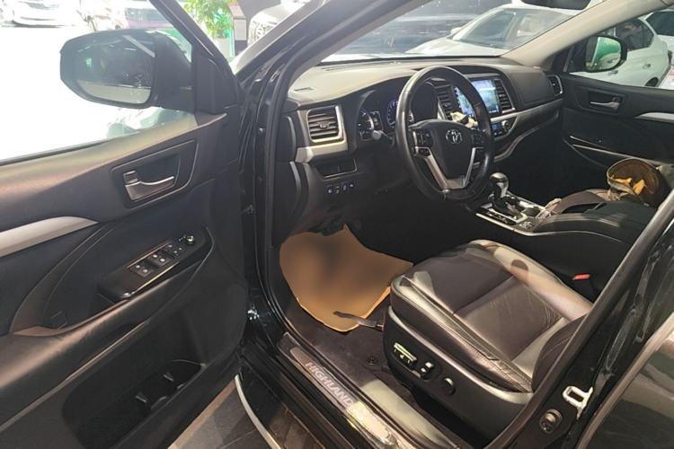 Used Toyota Highlander 2018 2.0T Four-Wheel Drive Luxury Version 7 Seats China VI Standard Driver Seat