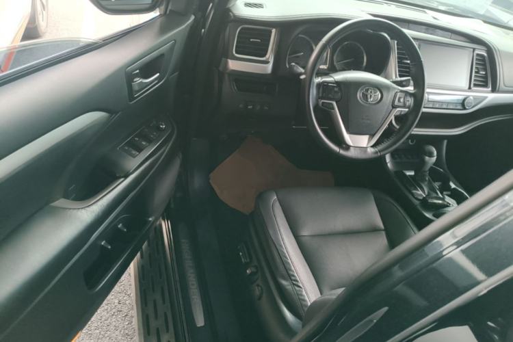Used Toyota Highlander 2018 2.0T Four-Wheel Drive Luxury Edition 7 Seats China V Emission Standard Driver Seat