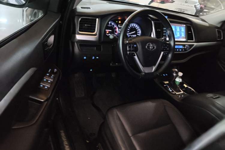 Used Toyota Highlander 2018 2.0T Four-Wheel Drive Luxury Version 7 Seats China VI Standard Driver Seat