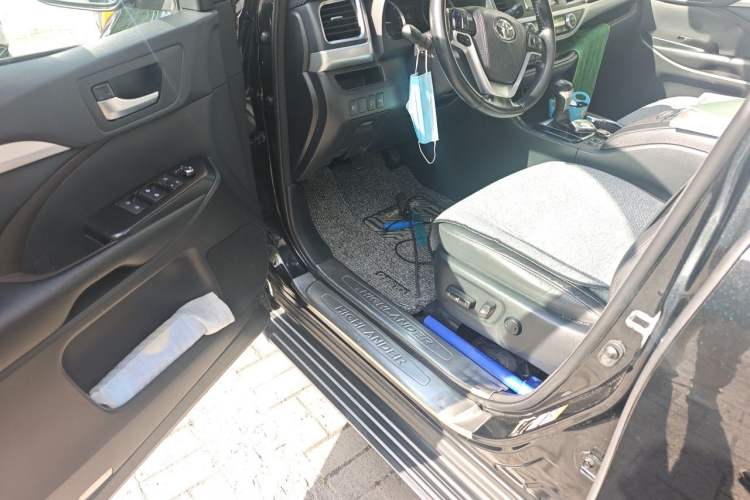 Used Toyota Highlander 2018 2.0T Four-Wheel Drive Luxury Edition 7 Seats China V Emission Standard Driver Seat