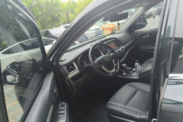 Used Toyota Highlander 2018 2.0T Four-Wheel Drive Luxury Edition 7 Seats China V Emission Standard Driver Seat