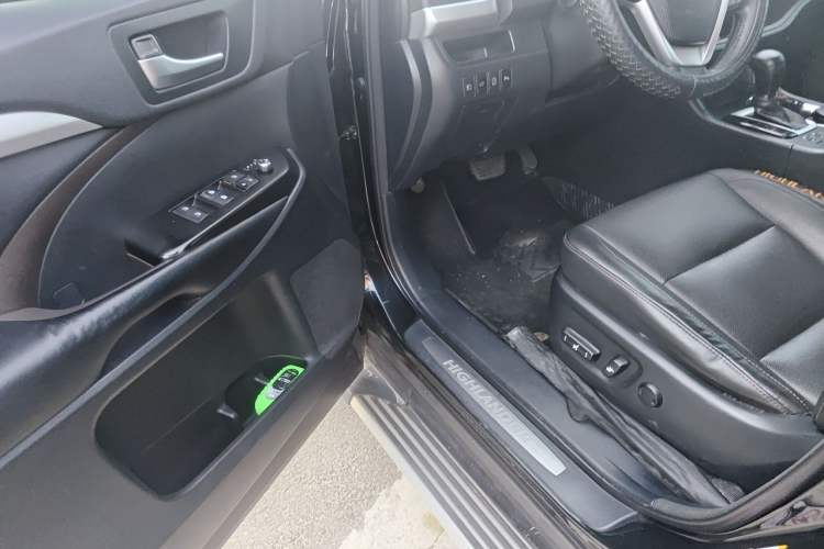 Used Toyota Highlander 2018 2.0T Four-Wheel Drive Prestige Version 7 Seats China V Emission Standard Driver Seat