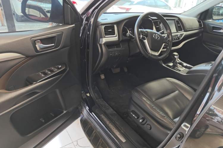 Used Toyota Highlander 2018 2.0T Four-Wheel Drive Luxury Edition 7 Seats China V Emission Standard Driver Seat