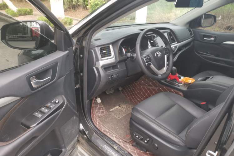 Used Toyota Highlander 2018 2.0T Two-Wheel-Drive Luxury Edition 7 Seats Emission Standard China V Driver Seat