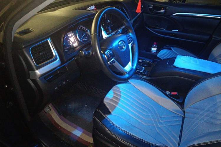 Used Toyota Highlander 2018 2.0T Four-Wheel Drive Prestige Version 7 Seats China V Emission Standard Driver Seat