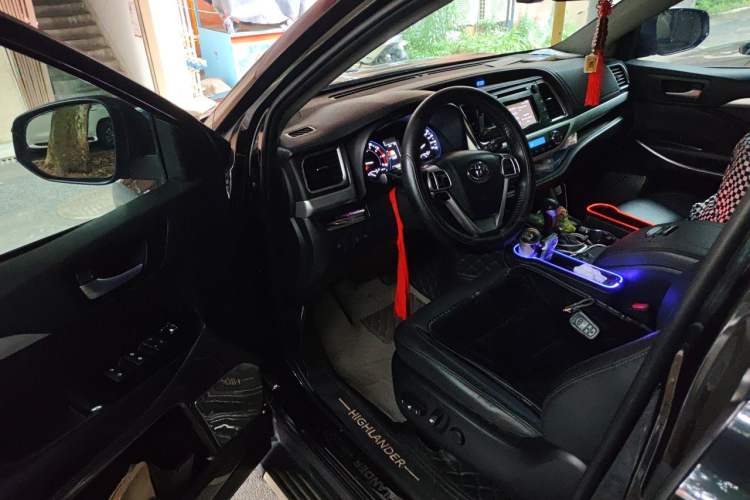 Used Toyota Highlander 2018 2.0T Four-Wheel Drive Luxury Version 7 Seats China VI Standard Driver Seat