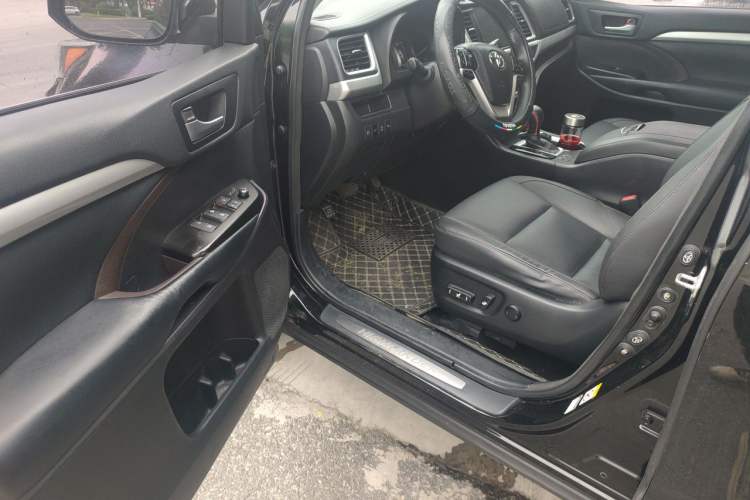 Used Toyota Highlander 2018 2.0T Four-Wheel Drive Prestige Version 7 Seats China V Emission Standard Driver Seat