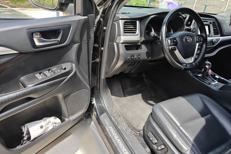 Used Toyota Highlander 2018 2.0T Two-Wheel Drive Luxury Edition 7 Seats China VI Standard Driver Seat