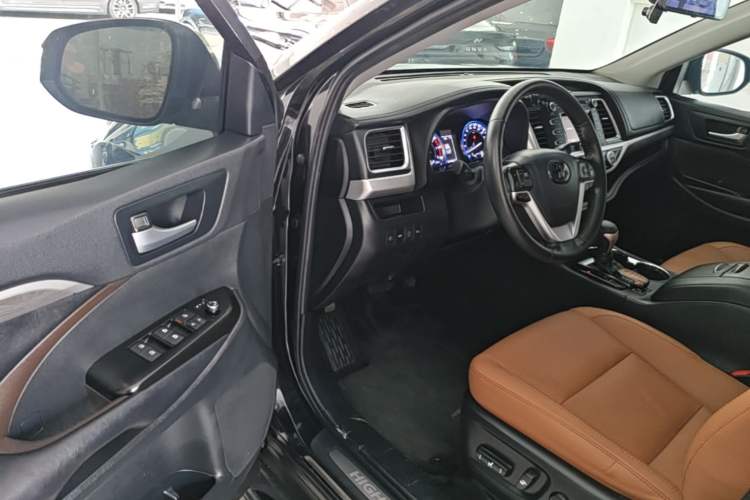 Used Toyota Highlander 2018 2.0T Four-Wheel Drive Knight Edition 7 Seats China VI Standard Driver Seat