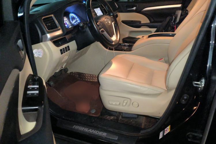 Used Toyota Highlander 2018 2.0T Four-Wheel Drive Luxury Edition 7 Seats China V Emission Standard Driver Seat