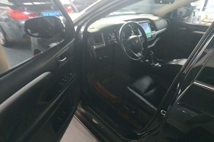 Used Toyota Highlander 2018 2.0T Four-Wheel Drive Luxury Edition 7 Seats China V Emission Standard Driver Seat