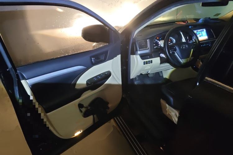 Used Toyota Highlander 2018 2.0T Two-Wheel Drive Elite Edition 7 Seats China VI Standard Driver Seat