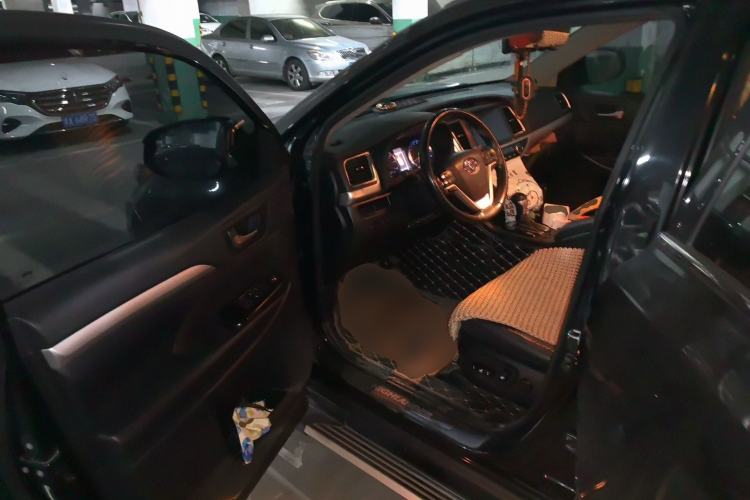 Used Toyota Highlander 2018 2.0T Four-Wheel Drive Luxury Edition 7 Seats China V Emission Standard Driver Seat