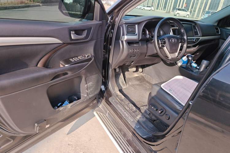 Used Toyota Highlander 2018 2.0T Four-Wheel Drive Prestige Version 7 Seats China VI Standard Driver Seat