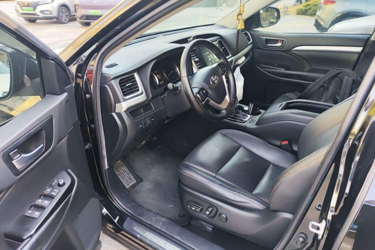 Used Toyota Highlander 2018 2.0T Four-Wheel Drive Luxury Version 7 Seats China VI Standard Driver Seat