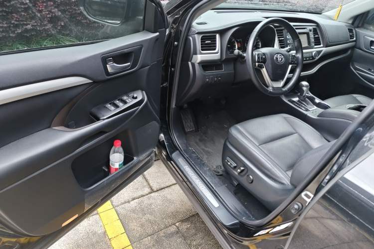 Used Toyota Highlander 2018 2.0T Two-Wheel Drive Luxury Edition 7 Seats China VI Standard Driver Seat