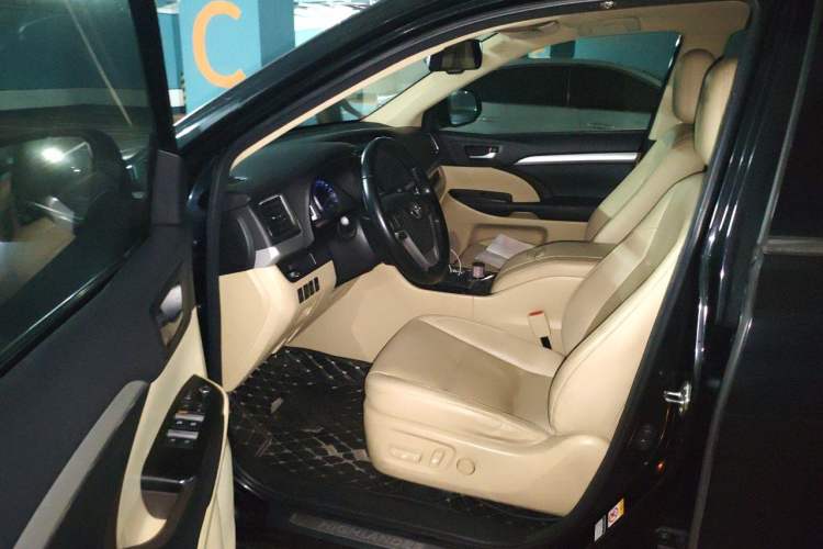 Used Toyota Highlander 2018 2.0T Four-Wheel Drive Luxury Version 7 Seats China VI Standard Driver Seat