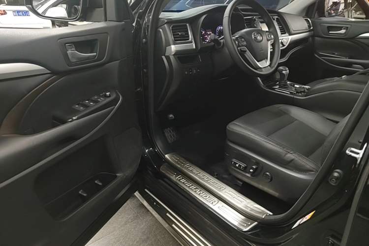 Used Toyota Highlander 2018 2.0T Four-Wheel Drive Luxury Edition 7 Seats China V Emission Standard Driver Seat