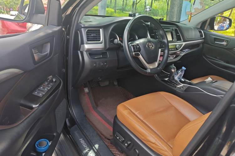 Used Toyota Highlander 2018 2.0T Four-Wheel Drive Luxury Version 7 Seats China VI Standard Driver Seat