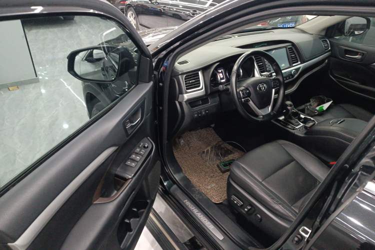 Used Toyota Highlander 2018 2.0T Four-Wheel Drive Luxury Version 7 Seats China VI Standard Driver Seat