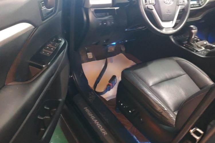 Used Toyota Highlander 2018 2.0T Four-Wheel Drive Luxury Version 7 Seats China VI Standard Driver Seat
