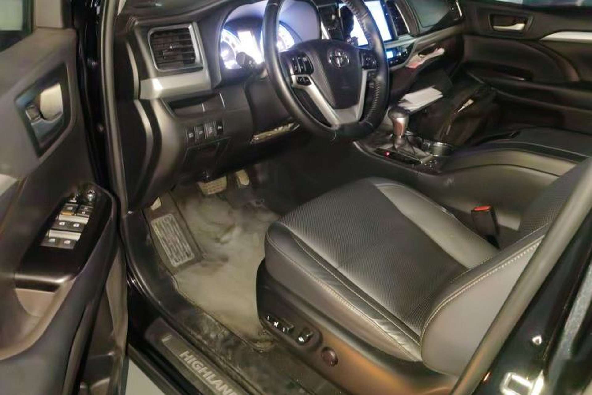 Used Toyota Highlander 2018 2.0T Four-Wheel Drive Prestige Version 7 Seats China VI Standard Driver Seat