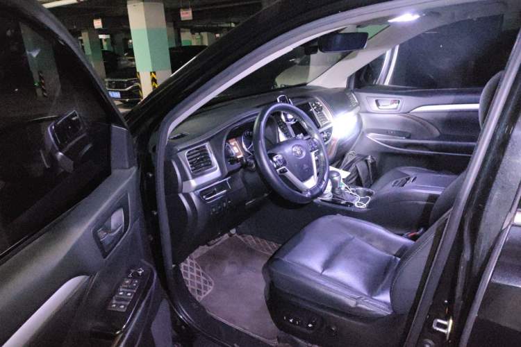 Used Toyota Highlander 2018 2.0T Four-Wheel Drive Prestige Version 7 Seats China VI Standard Driver Seat