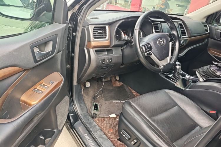 Used Toyota Highlander 2018 2.0T Four-Wheel Drive Luxury Edition 7 Seats China V Emission Standard Driver Seat
