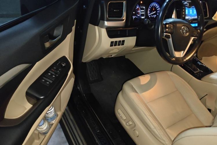 Used Toyota Highlander 2018 2.0T Four-Wheel Drive Luxury Edition 7 Seats China V Emission Standard Driver Seat