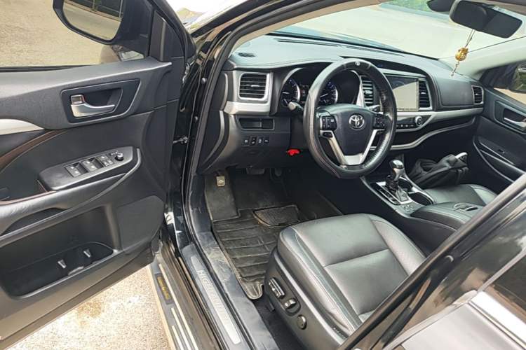 Used Toyota Highlander 2018 2.0T Two-Wheel Drive Luxury Edition 7 Seats China VI Standard Driver Seat
