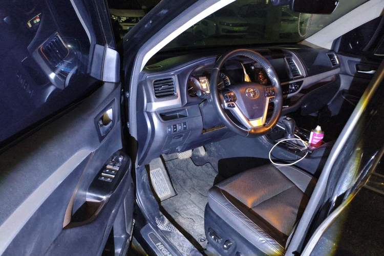 Used Toyota Highlander 2018 2.0T Four-Wheel Drive Prestige Version 7 Seats China V Emission Standard Driver Seat