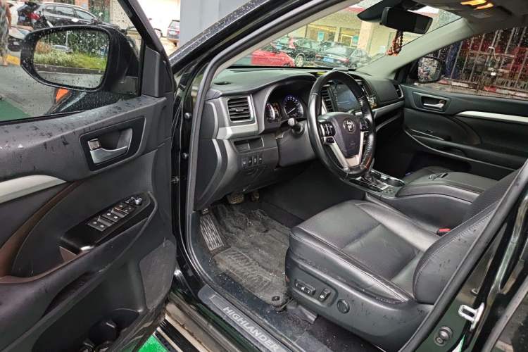 Used Toyota Highlander 2018 2.0T Two-Wheel-Drive Luxury Edition 7 Seats Emission Standard China V Driver Seat