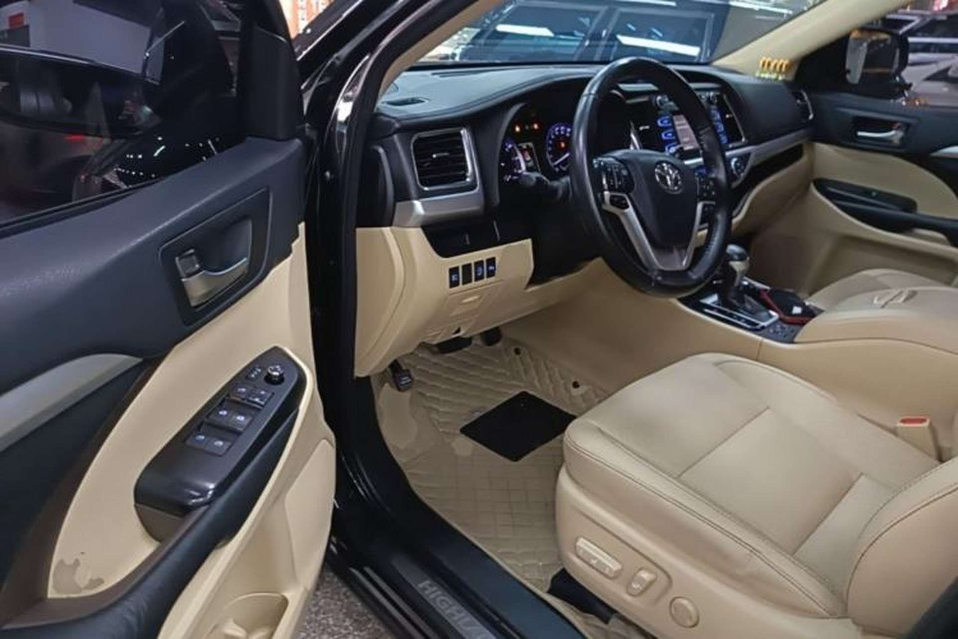 Used Toyota Highlander 2018 2.0T Four-Wheel Drive Luxury Version 7 Seats China VI Standard Driver Seat