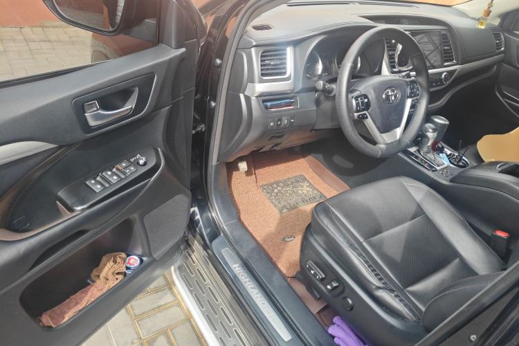 Used Toyota Highlander 2018 2.0T Four-Wheel Drive Luxury Edition 7 Seats China V Emission Standard Driver Seat