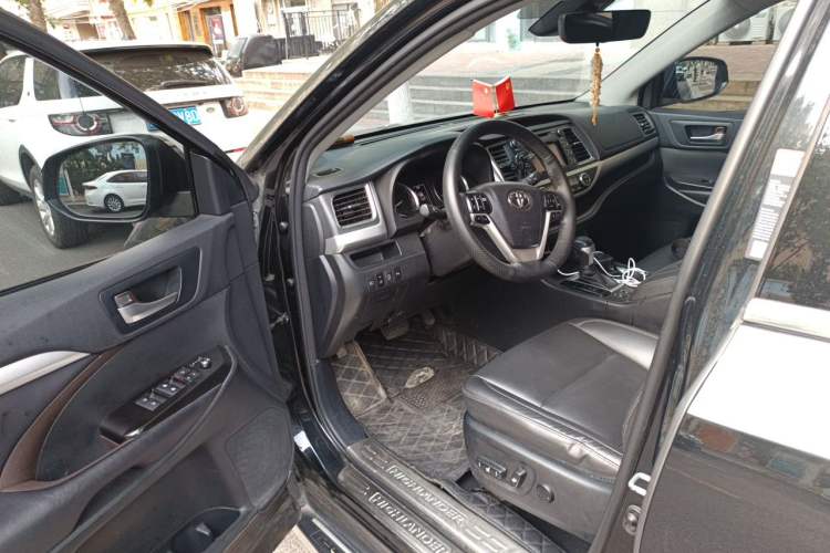 Used Toyota Highlander 2018 2.0T Four-Wheel Drive Luxury Edition 7 Seats China V Emission Standard Driver Seat
