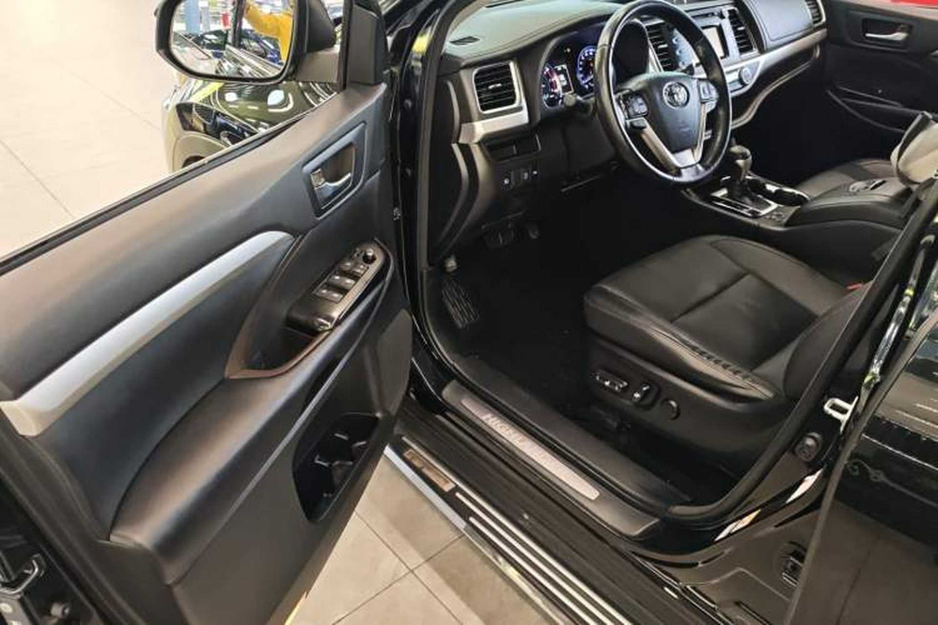 Used Toyota Highlander 2018 2.0T Four-Wheel Drive Luxury Edition 7 Seats China V Emission Standard Driver Seat