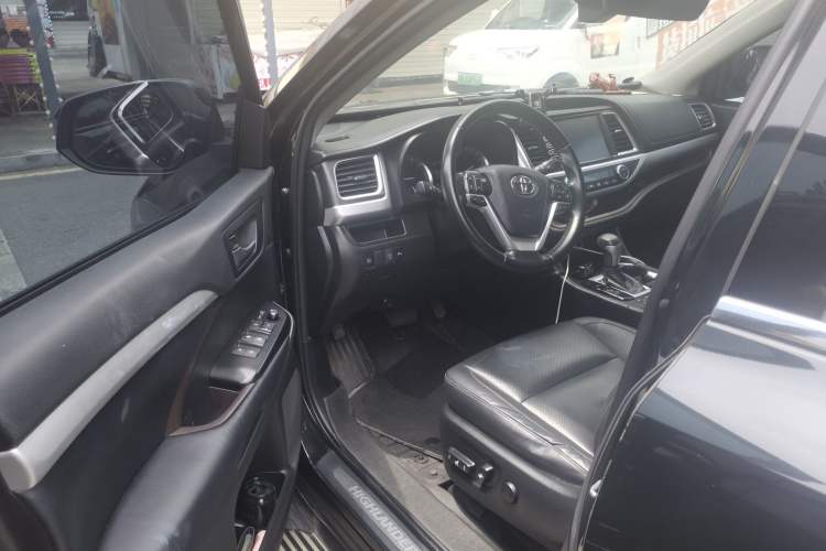 Used Toyota Highlander 2018 2.0T Four-Wheel Drive Luxury Version 7 Seats China VI Standard Driver Seat