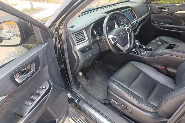 Used Toyota Highlander 2018 2.0T Four-Wheel Drive Luxury Edition 7 Seats China V Emission Standard Driver Seat