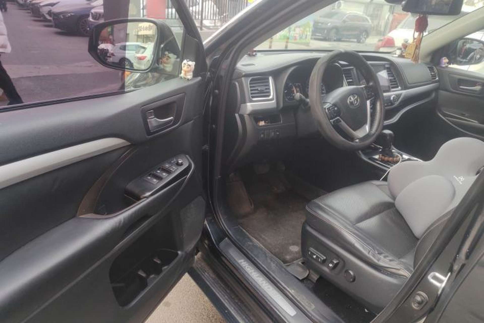Used Toyota Highlander 2018 2.0T Four-Wheel Drive Luxury Edition 7 Seats China V Emission Standard Driver Seat