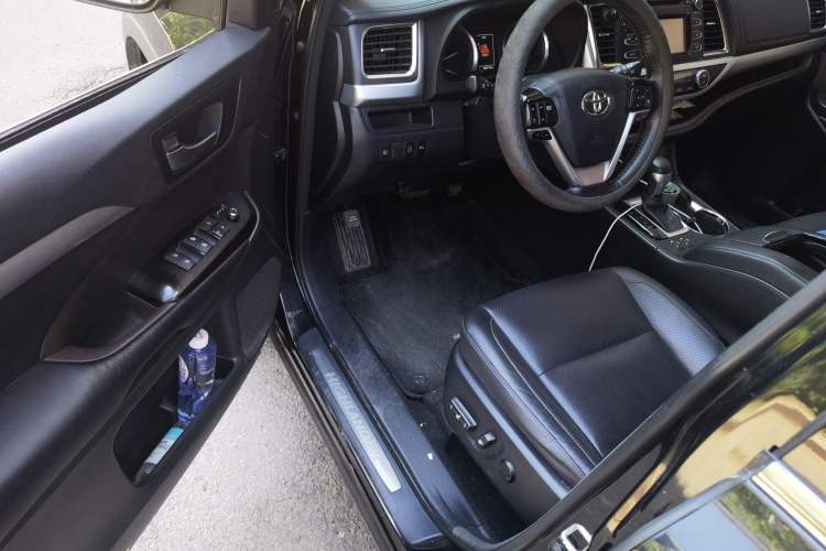 Used Toyota Highlander 2018 2.0T Four-Wheel Drive Luxury Edition 7 Seats China V Emission Standard Driver Seat