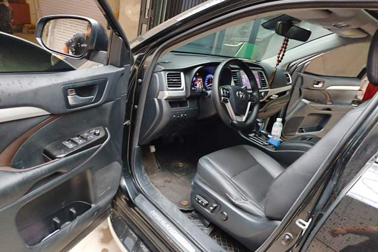 Used Toyota Highlander 2018 2.0T Four-Wheel Drive Luxury Version 7 Seats China VI Standard Driver Seat