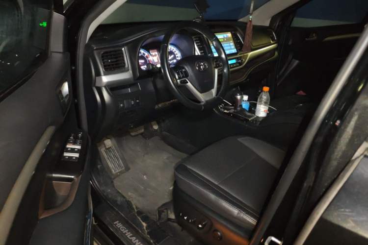 Used Toyota Highlander 2018 2.0T Four-Wheel Drive Luxury Edition 7 Seats China V Emission Standard Driver Seat