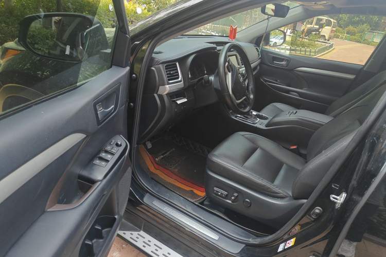 Used Toyota Highlander 2018 2.0T Four-Wheel Drive Luxury Version 7 Seats China VI Standard Driver Seat