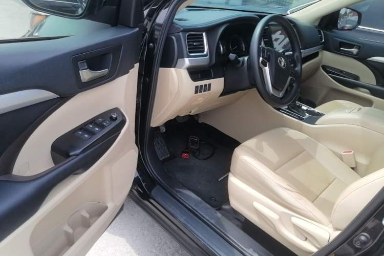 Used Toyota Highlander 2018 2.0T Four-Wheel Drive Elite Edition 7 Seats China VI Standard Driver Seat