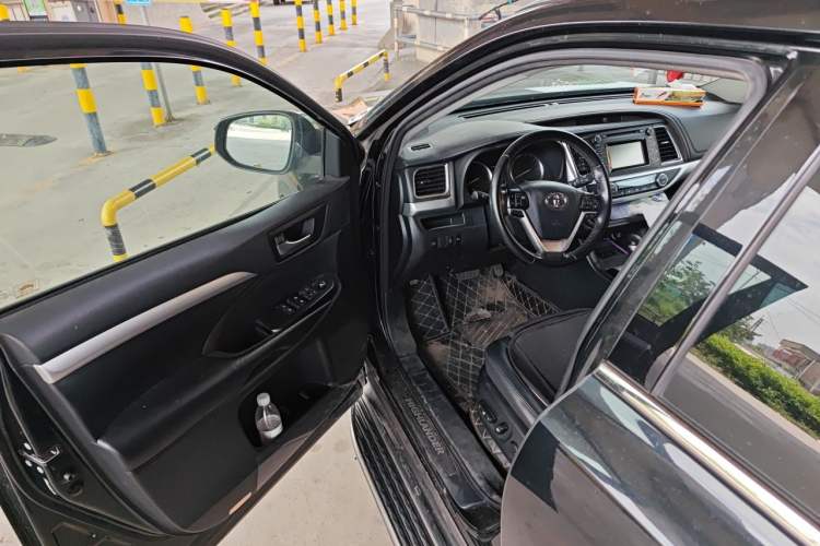 Used Toyota Highlander 2018 2.0T Two-Wheel-Drive Luxury Edition 7 Seats Emission Standard China V Driver Seat