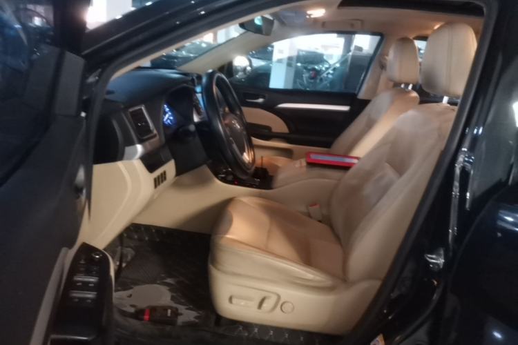 Used Toyota Highlander 2018 2.0T Four-Wheel Drive Luxury Version 7 Seats China VI Standard Driver Seat